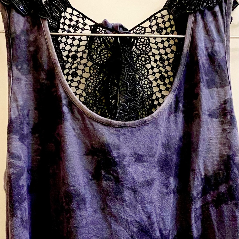 Comfortable top with detailed laced back-tie.  Stylish & flattering!